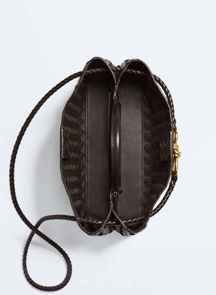 بي في حقيبة يد علوية من الجلد من ماركة BV ، مزينة بعقدة مميزة وحزام كتف منزلق. - Image 5