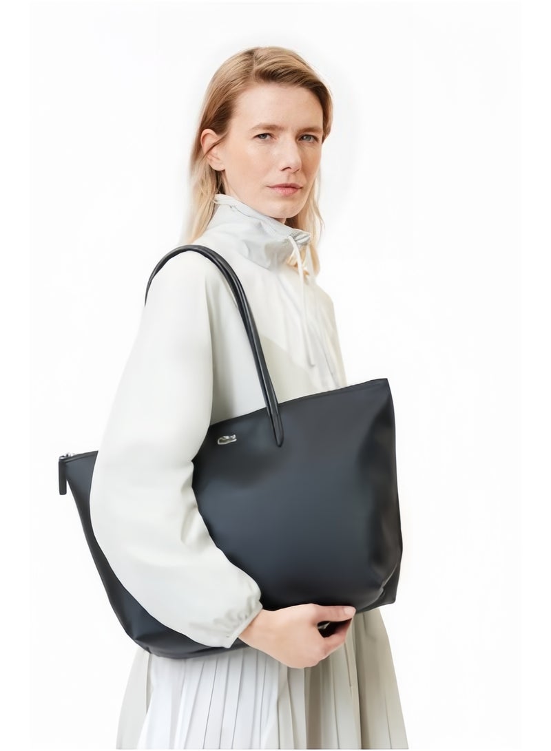 لاكوست حقيبة لوي كوت نسائية L12.12 كونسبت للأزياء متعددة الاستخدامات بسعة كبيرة وحجم كبير بسحاب وحمل باليد أو على الكتف، حقيبة توت كبيرة باللون الأسود مقاس 35 سم * 30 سم * 14 سم - Image 3