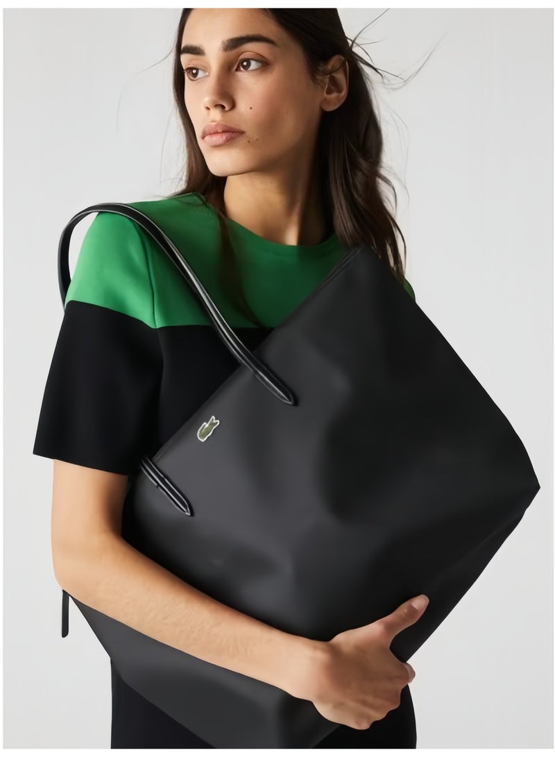 لاكوست حقيبة لوي كوت نسائية L12.12 كونسبت للأزياء متعددة الاستخدامات بسعة كبيرة وحجم كبير بسحاب وحمل باليد أو على الكتف، حقيبة توت كبيرة باللون الأسود مقاس 35 سم * 30 سم * 14 سم - Image 2