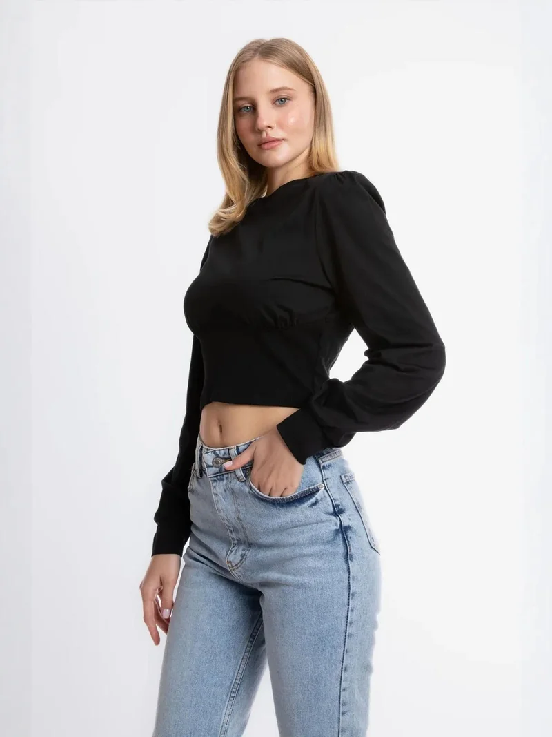 هيكاب بلوزة قصيرة بأكمام طويلة وياقة مستديرة بتفاصيل مميزة