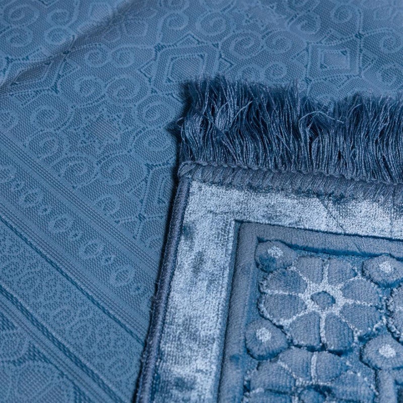 اليرموك سجادة صلاة إسلامية فاخرة بتصميم زهري وهندسي | سجادة بوليستر ناعمة الملمس بملمس مخملي | أزرق | ٨٠ × ١٢٠ سم | مثالية للمنزل أو المسجد - Image 3