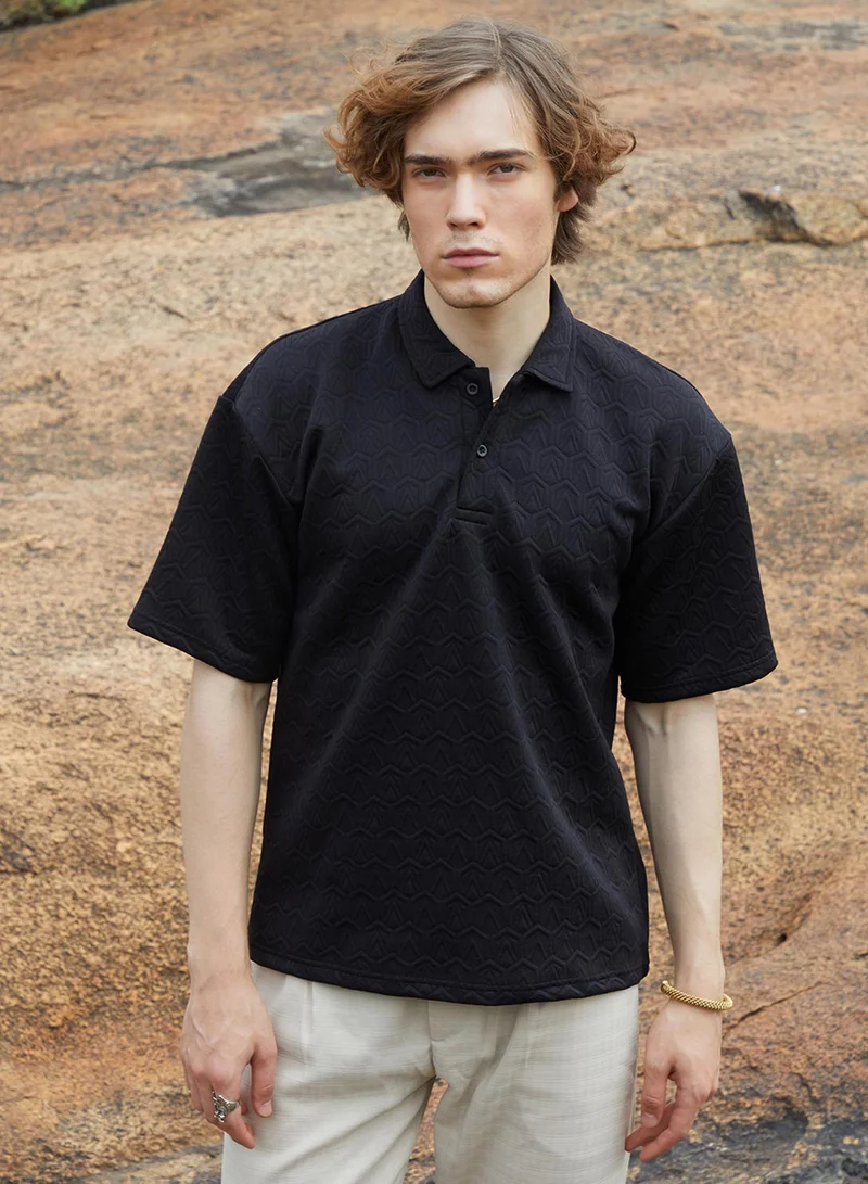 Campus Sutra Men's Onyx Black Zigzag-Tactile T-Shirt