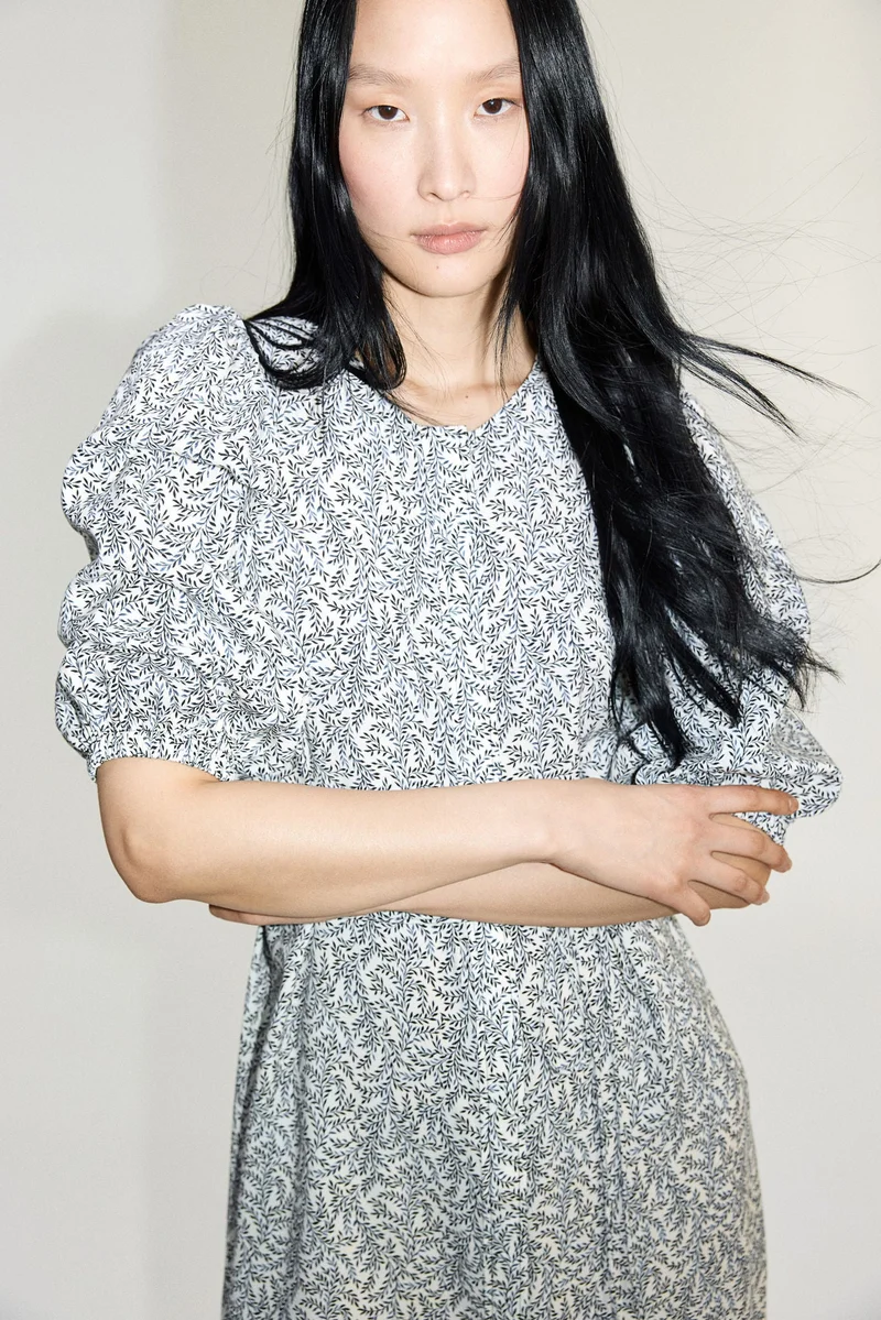 اتش اند ام فستان بأكمام منفوخة