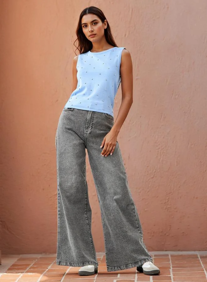 ايكونيك توب بدون أكمام مزين بالمسامير الأيقونية