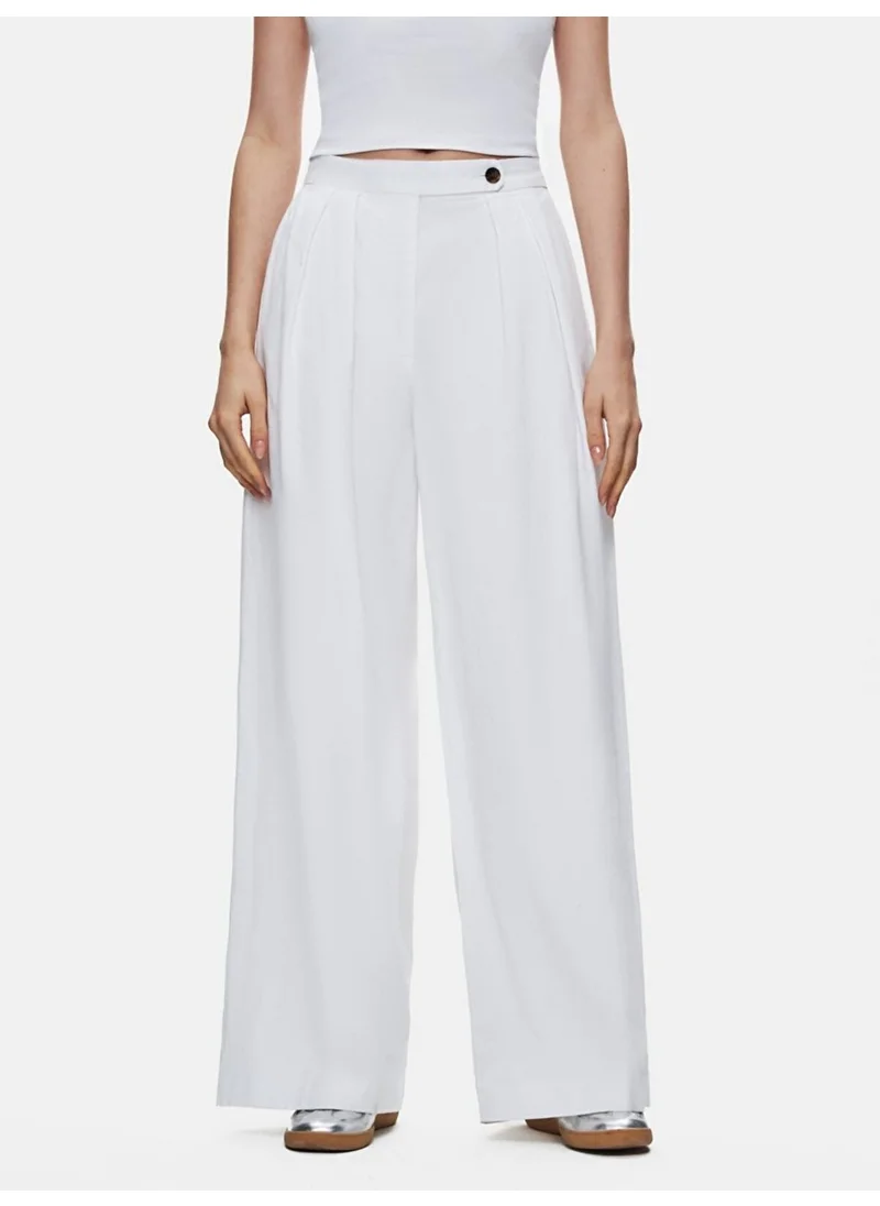 ال تي بي White trousers