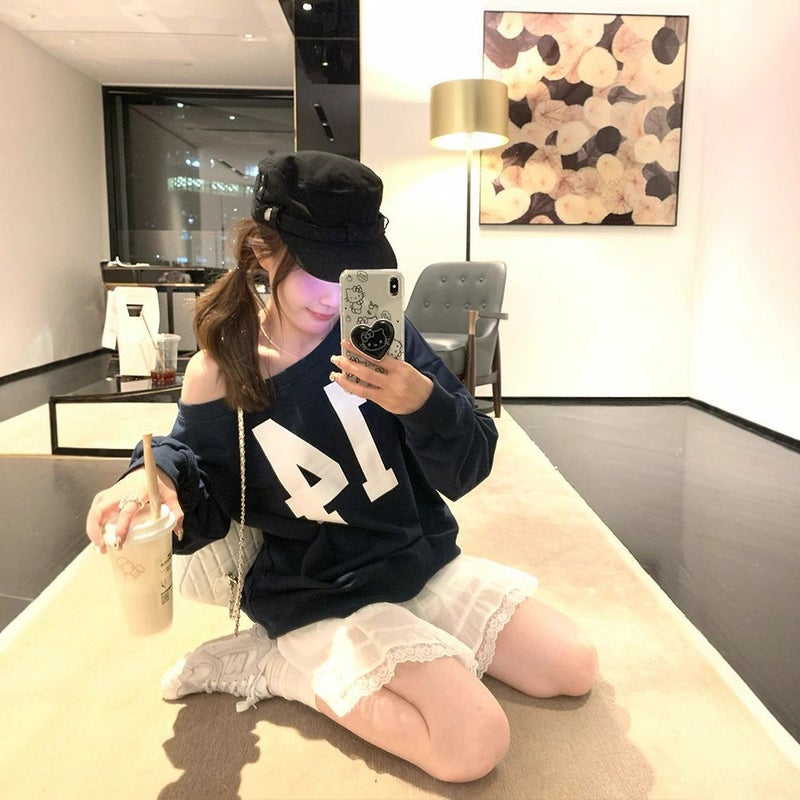 سويت شيرت بأكمام طويلة مطبوع عليه حروف بتصميم مائل 2025 موضة خريف جديدة فضفاضة تغطي الجسم مظهر نحيف للنساء - Image 2