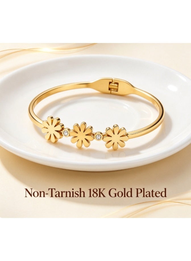 لاتين سوار نسائي صلب (Bangle) بتصميم زهرة ومطلي بالذهب عيار 18 قيراط، مزين بالكريستال ومقاوم للبهتان، يأتي مع علبة هدايا؛ قطعة مجوهرات أنيقة مناسبة للاستخدام اليومي والحفلات والمناسبات الخاصة. - Image 3