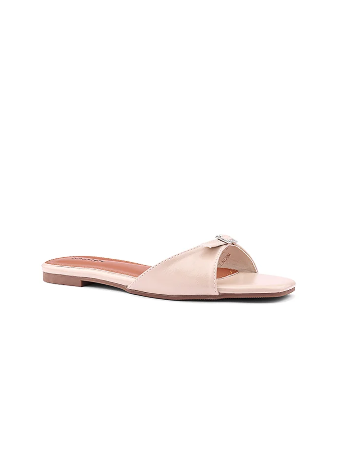 أيقون Flat sandal for everyday wear.