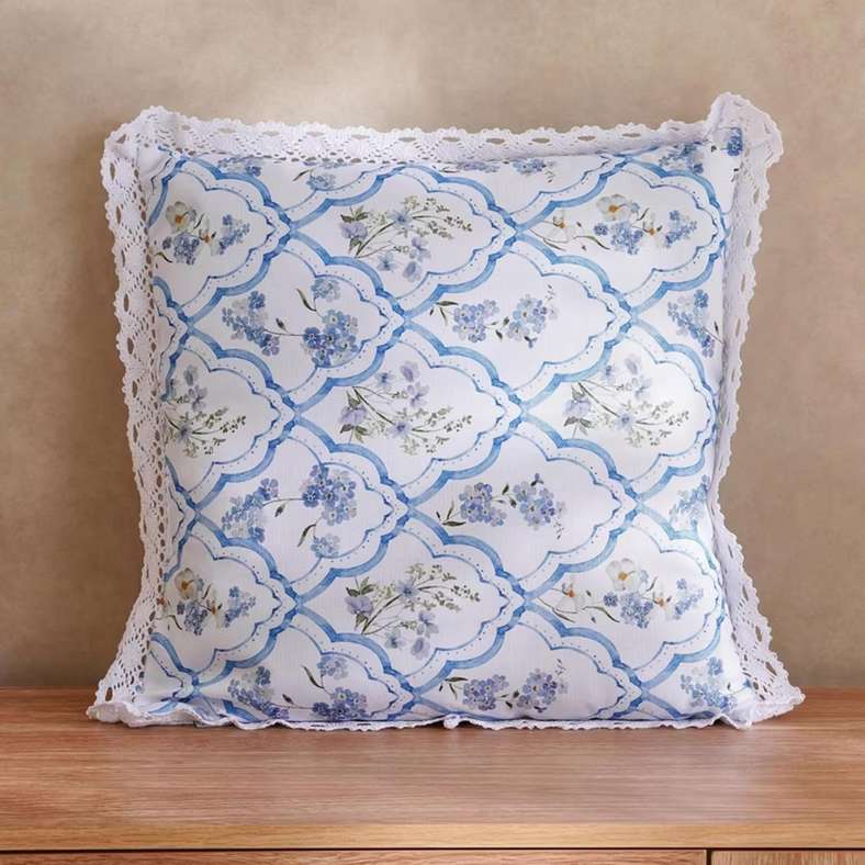 Pan Home وسادة زخرفية بطبعة زهور - زرقاء - Image 1