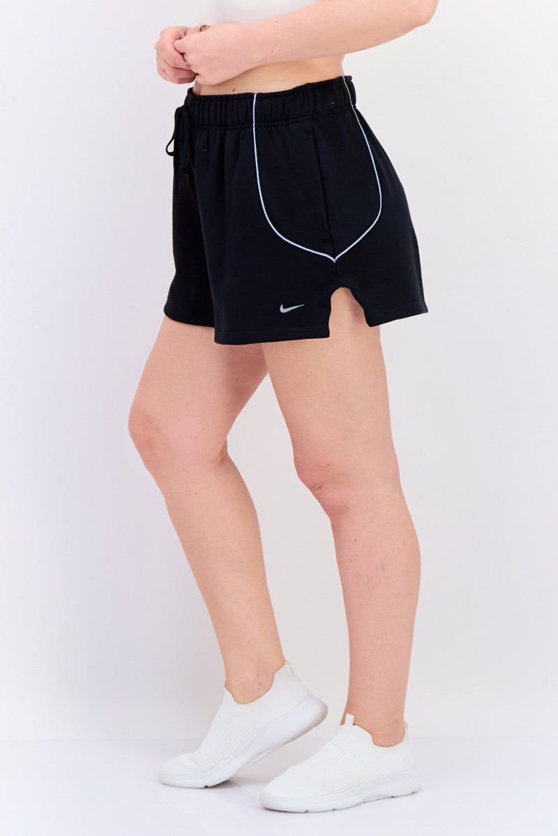 Nike شورتات تدريب فضفاضة للنساء بطول 2 إنش، أسود - Image 4