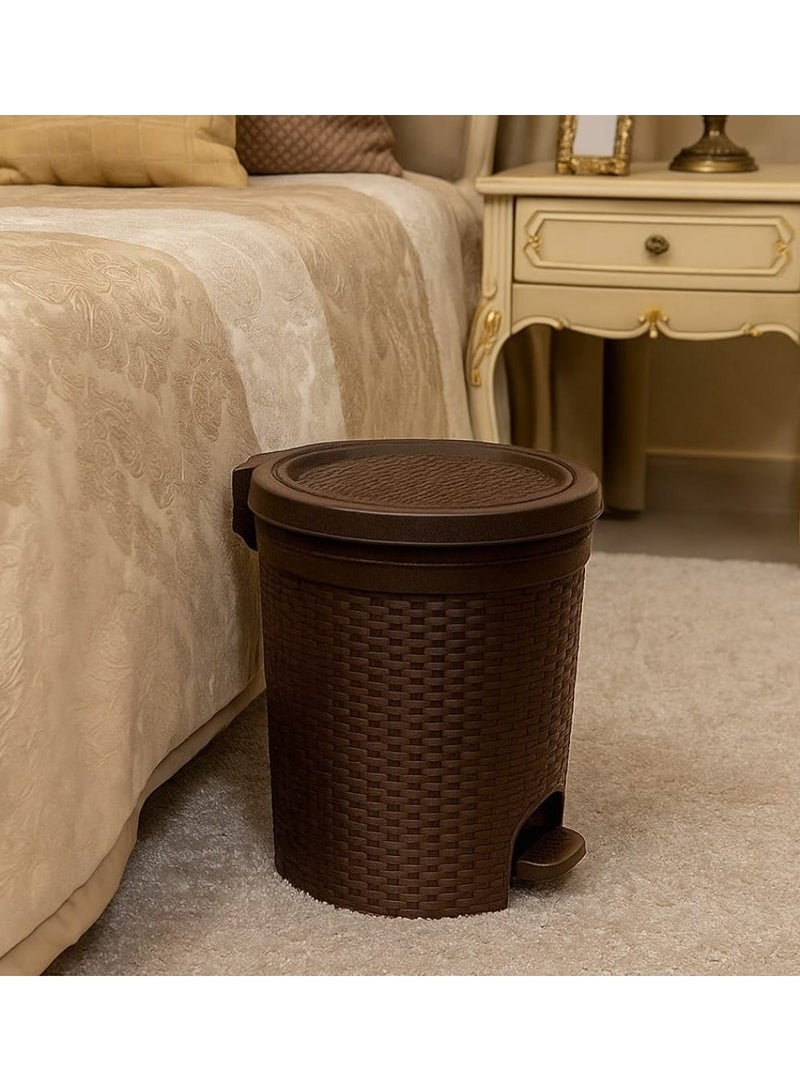 بلاستيكنا سلة مهملات مزودة بدواسة قدم، نسيج راتان دائرية  للمكاتب والغرف، 15لتر، لون بني - Image 1