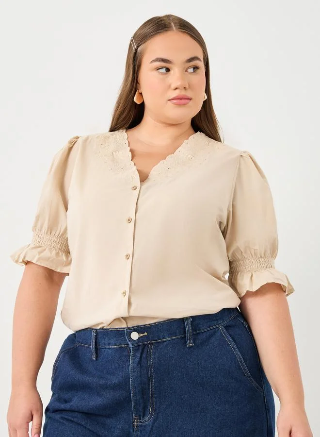 ستايلي بلوزة بمقاس كبير وتطريز على الياقة