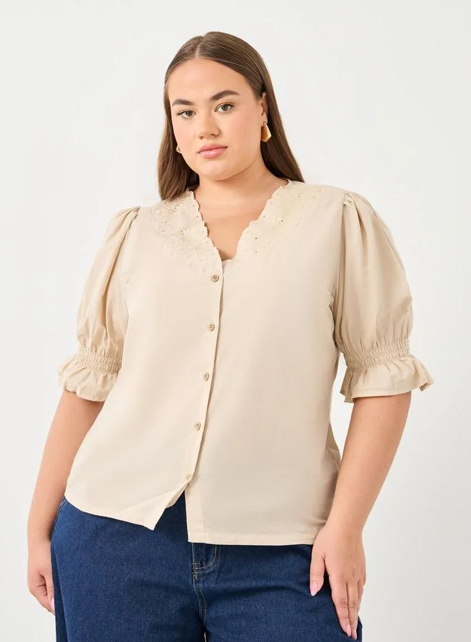 ستايلي بلوزة بمقاس كبير وتطريز على الياقة