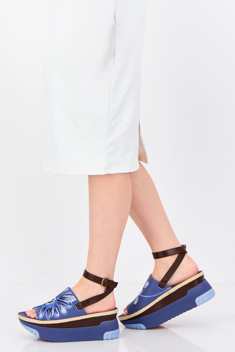FitFlop صنادل نسائية قابلة للتعديل مع مشبك، أزرق بحري فاتح - Image 2