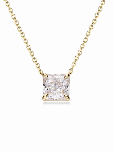 عقد نسائي مطلي بالذهب عيار 18 | مقاوم للتشويه | حجر زركون مكعّب درجة 5A بوزن 3 قيراط (8 × 8 مم) | هيبوألرجينيك مناسب للبشرة الحساسة | عقد عصري للنساء، هدية مجوهرات ذهبية مميزة