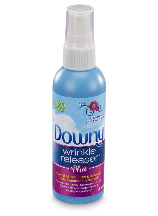 Downy سبراي إزالة التجاعيد بلس، مزيل الستاتيك، مزيل الروائح، معطر الأقمشة ومساعد الكي، برائحة خفيفة ومنعشة، 3 أوقية سائلة، عبوة واحدة - Image 1