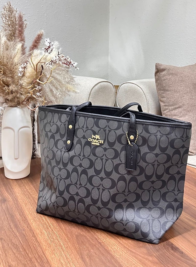 Luxurious and elegant women's bag