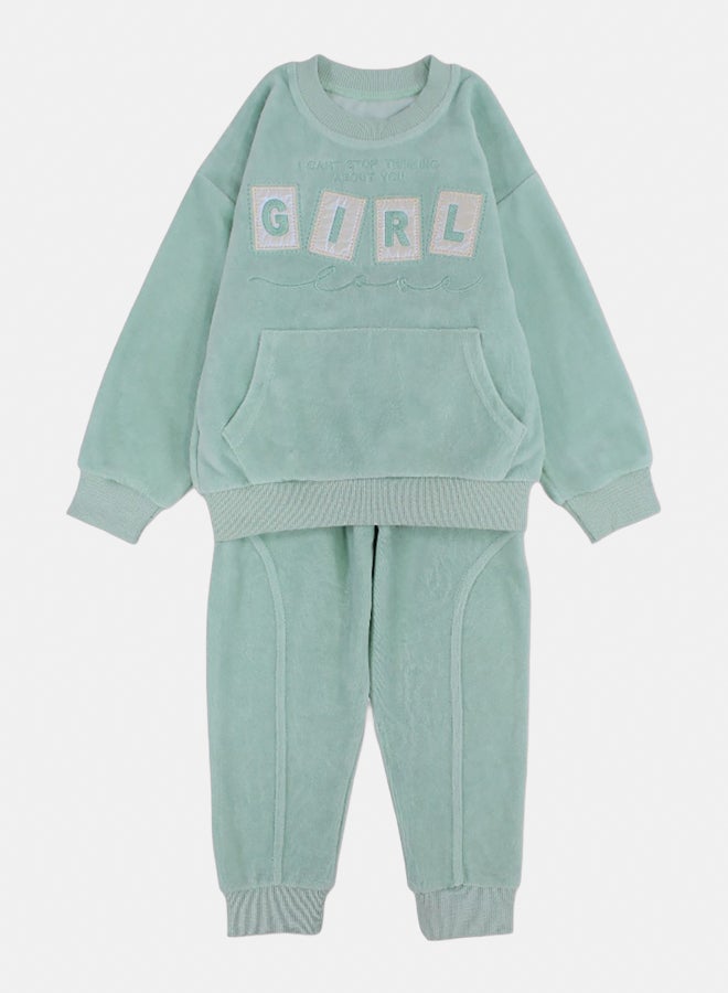 دريم طقم بيجامة بناتي قطيفة بتصميم “GIRL” أنيق - Image 2