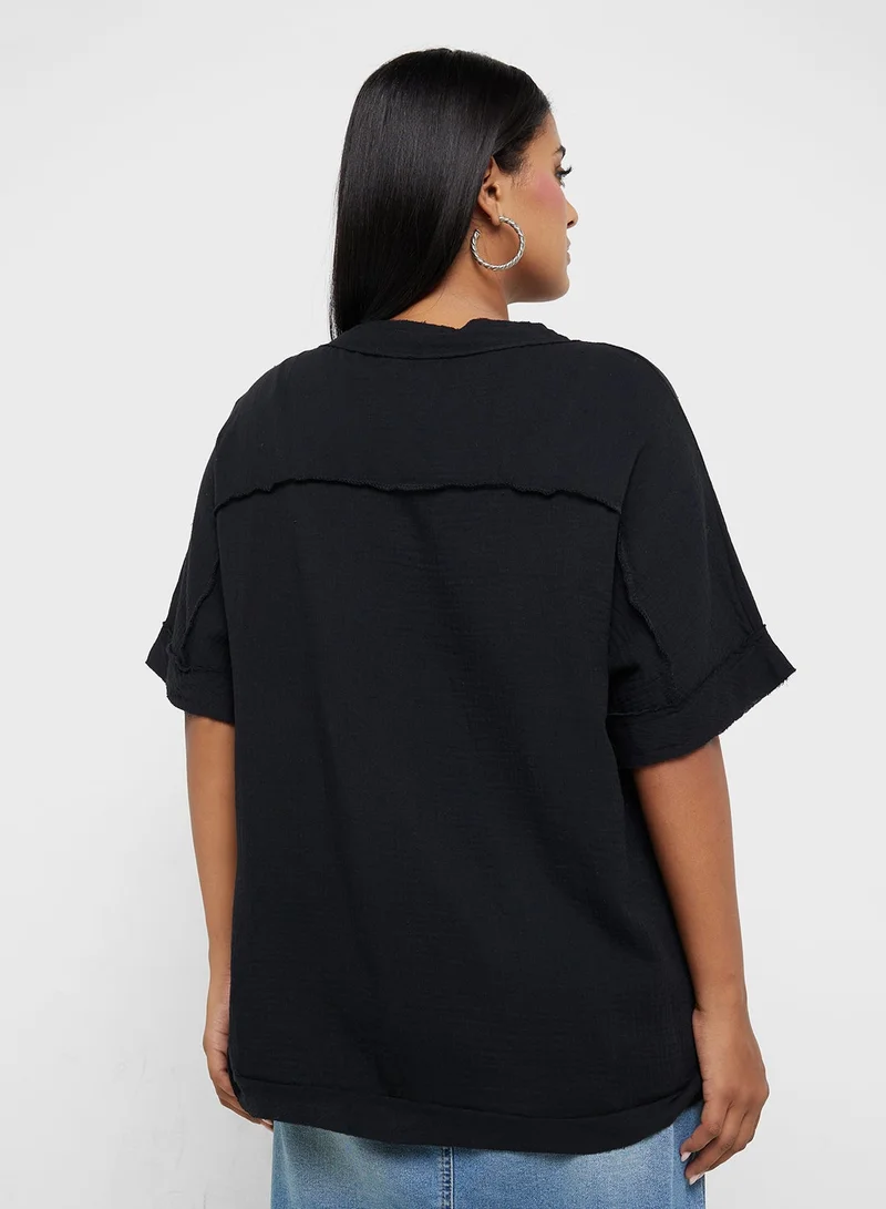 جينجر بلس بلوزة بياقة على شكل حرف