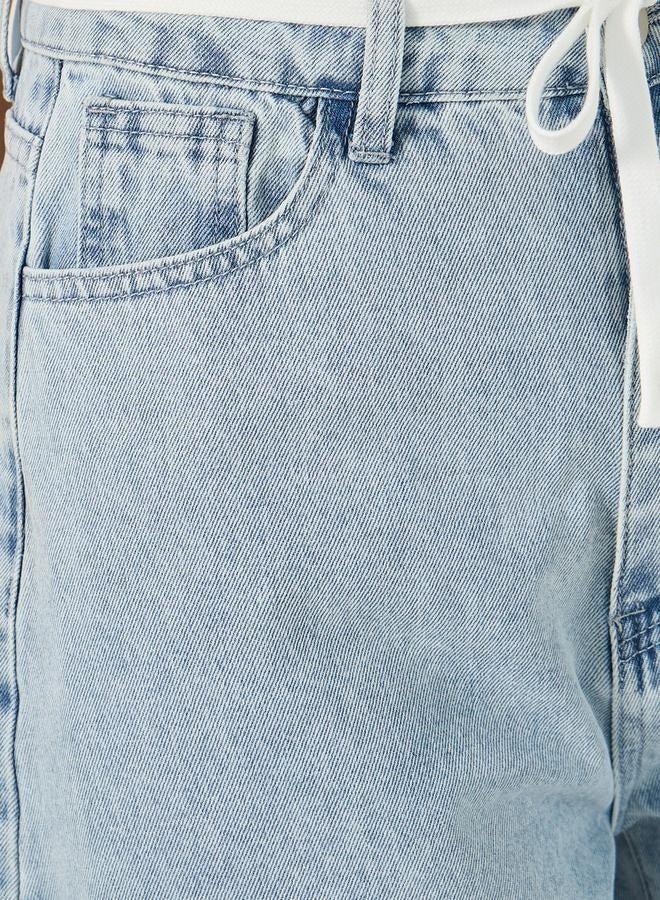 ستايلي جينز بقصة مريحة وخصر متوسط مع تفاصيل رباط - Image 4