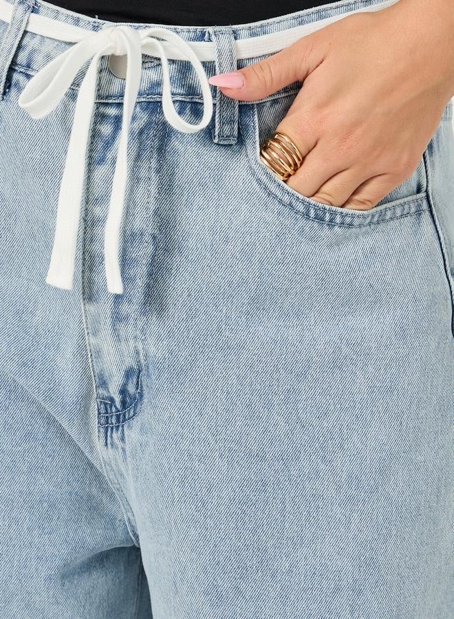 ستايلي جينز بقصة مريحة وخصر متوسط مع تفاصيل رباط - Image 3