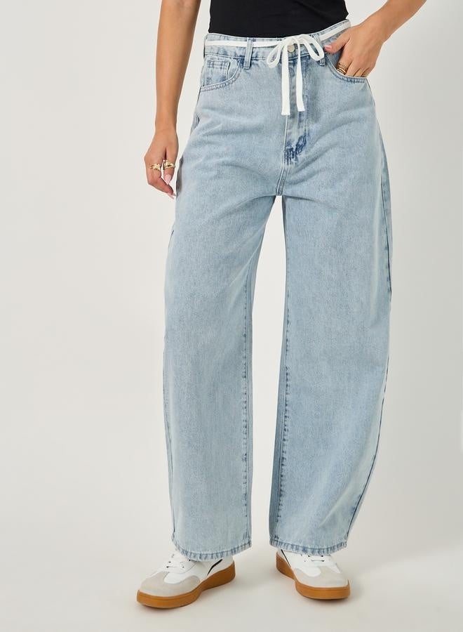 ستايلي جينز بقصة مريحة وخصر متوسط مع تفاصيل رباط - Image 2