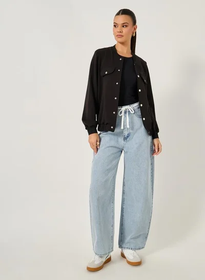 ستايلي جينز بقصة مريحة وخصر متوسط مع تفاصيل رباط