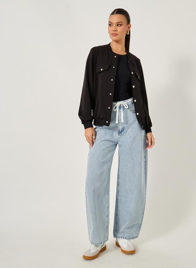 ستايلي جينز بقصة مريحة وخصر متوسط مع تفاصيل رباط - Image 1