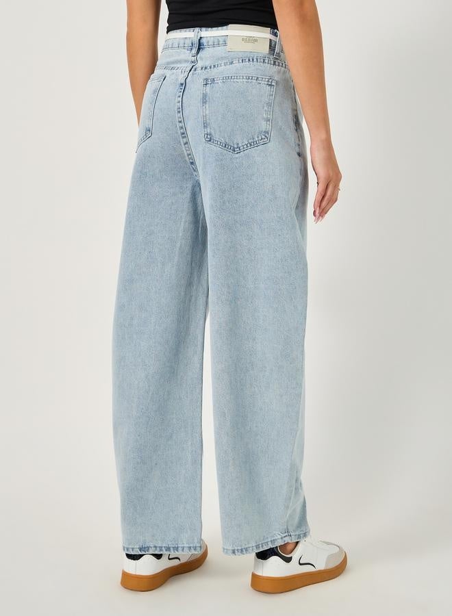 ستايلي جينز بقصة مريحة وخصر متوسط مع تفاصيل رباط - Image 5