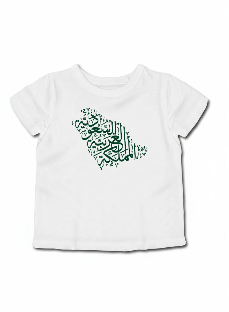 لوحة تيشيرت قطن للأطفال مناسب للأولاد والبنات لمناسبة اليوم الوطني السعودي أو للفخر بالانتماء للوطن في كل الأوقات - Image 1