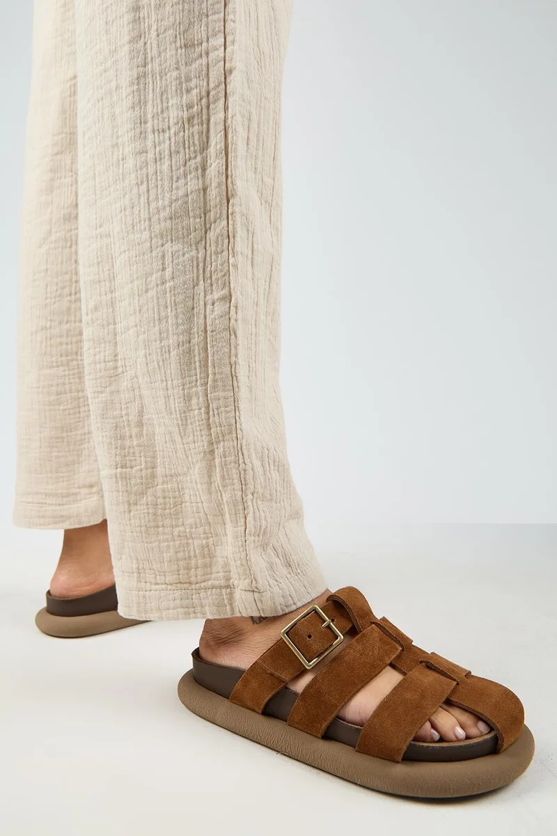 مانجيرو قباقيب نسائية من مانيجيرو برانكاتو مصنوعة من الجلد الطبيعي مع حزام بإبزيم، باللون البني الفاتح