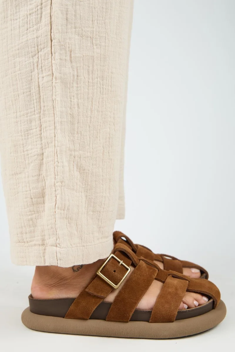 مانجيرو قباقيب نسائية من مانيجيرو برانكاتو مصنوعة من الجلد الطبيعي مع حزام بإبزيم، باللون البني الفاتح