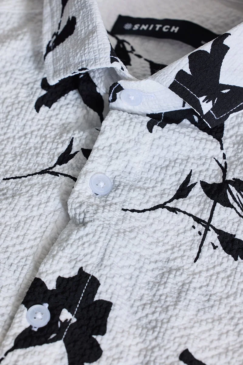 سنيتش قميص أبيض ضيق بنقوش زهور