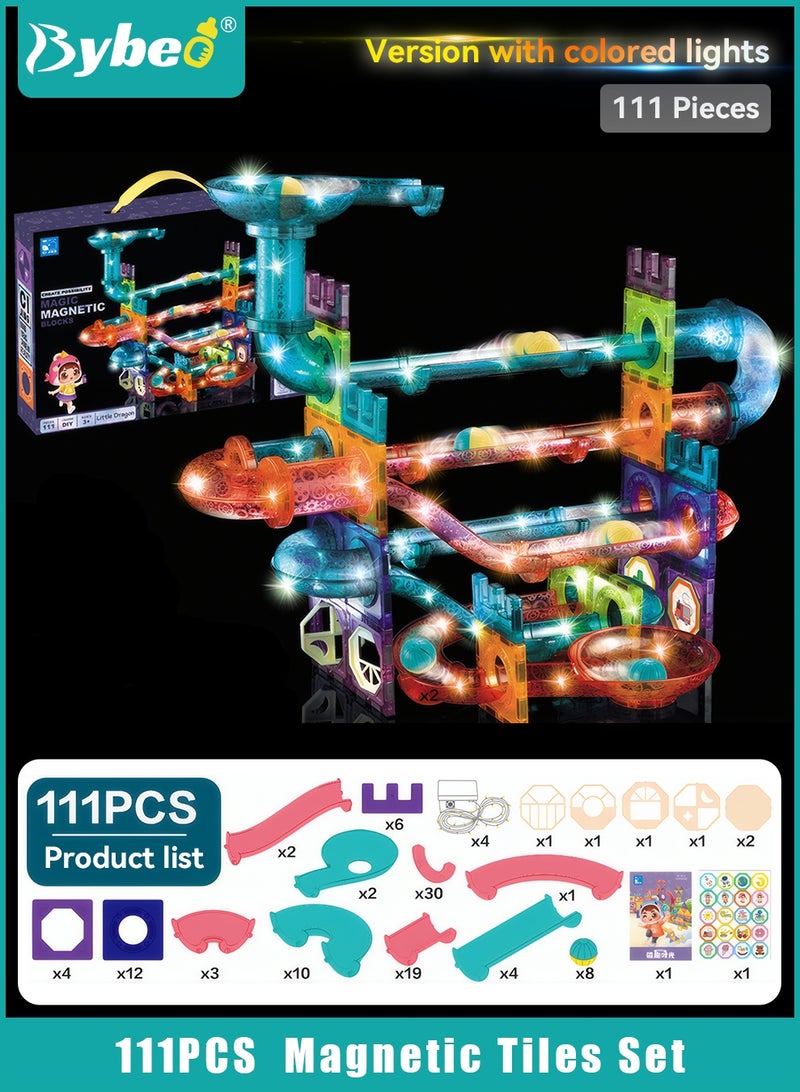 بيبو مجموعة من 111 قطعة من البلاطات المغناطيسية الخفيفة، مجموعة ألعاب بناء للأطفال، مكعبات بناء ملونة للمسارات، ألعاب تعليمية ثلاثية الأبعاد واضحة STEM، ألغاز مغناطيسية وبلاطات تكديس للأطفال من عمر 3 و4 و5 و6 و7 و8 و10 سنوات فما فوق - Image 1