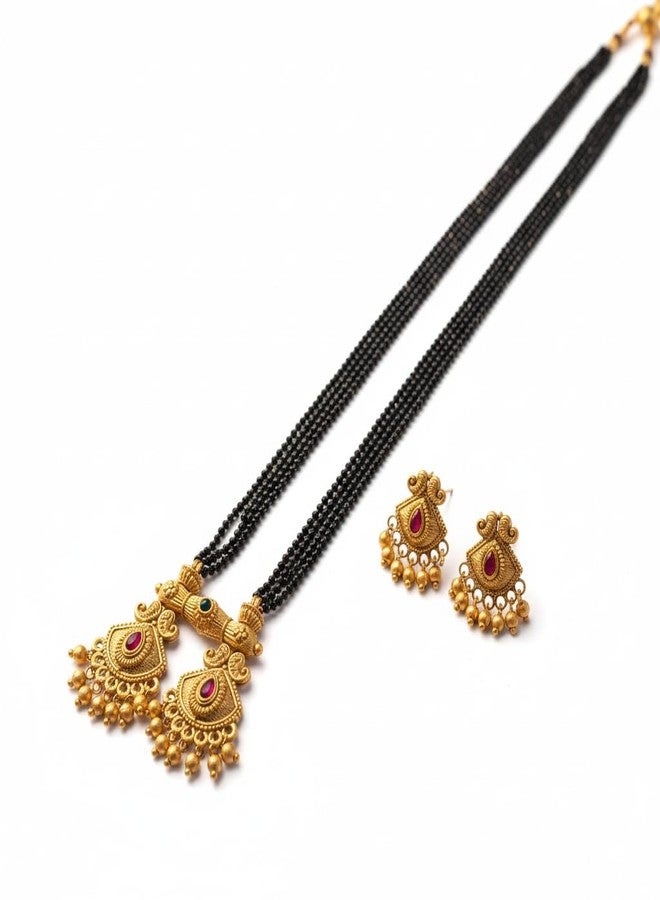 طقم مجوهرات مانجالسوترا للنساء من AAIKU، قلادة تقليدية من معبد ماهاراشترا، خرز أسود، سلسلة ذهبية وأقراط، عبوة من قطعة واحدة (36 بوصة - 4 خطوط). - Image 1
