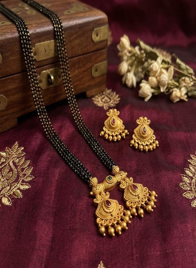 طقم مجوهرات مانجالسوترا للنساء من AAIKU، قلادة تقليدية من معبد ماهاراشترا، خرز أسود، سلسلة ذهبية وأقراط، عبوة من قطعة واحدة (36 بوصة - 4 خطوط). - Image 4