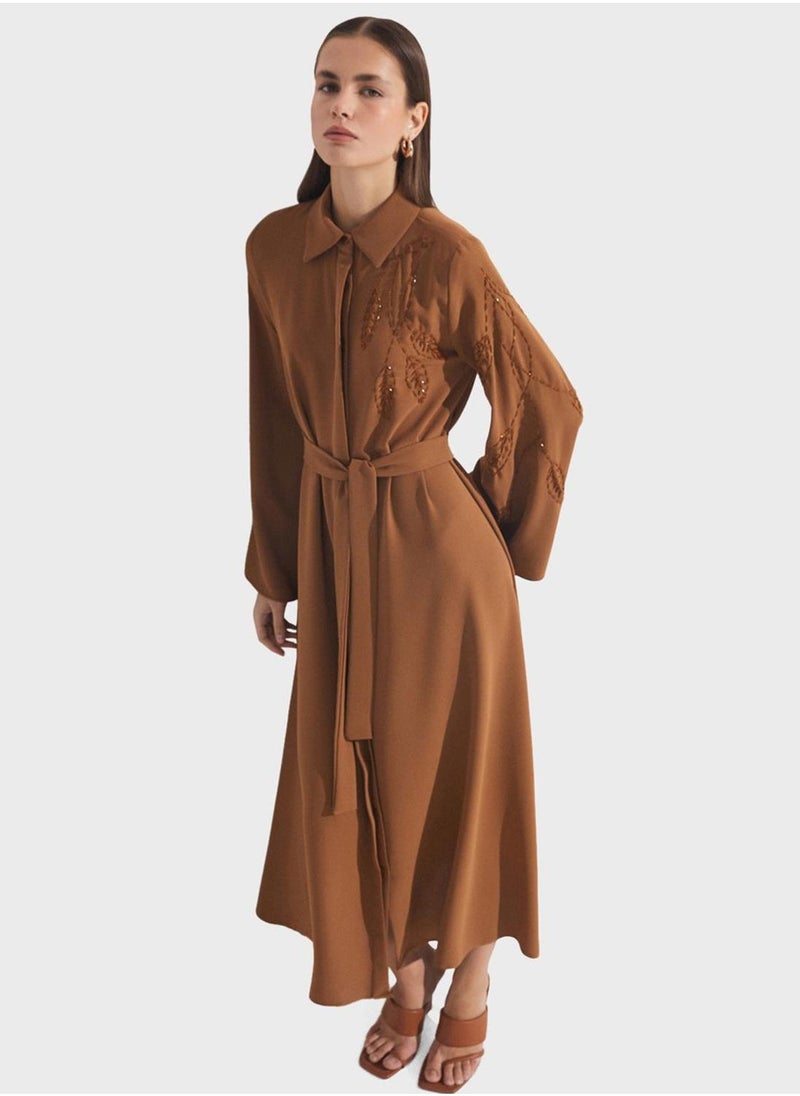 جون فستان ماكسي مطرز بحزام - Image 1