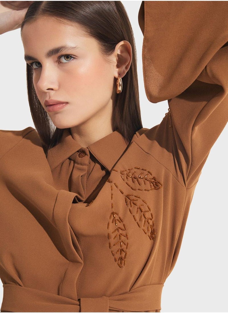 جون فستان ماكسي مطرز بحزام - Image 4