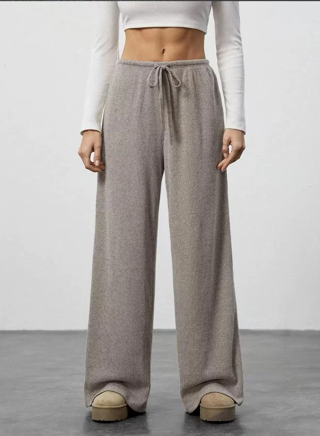 تايك تو بنطال بأرجل واسعة برباط