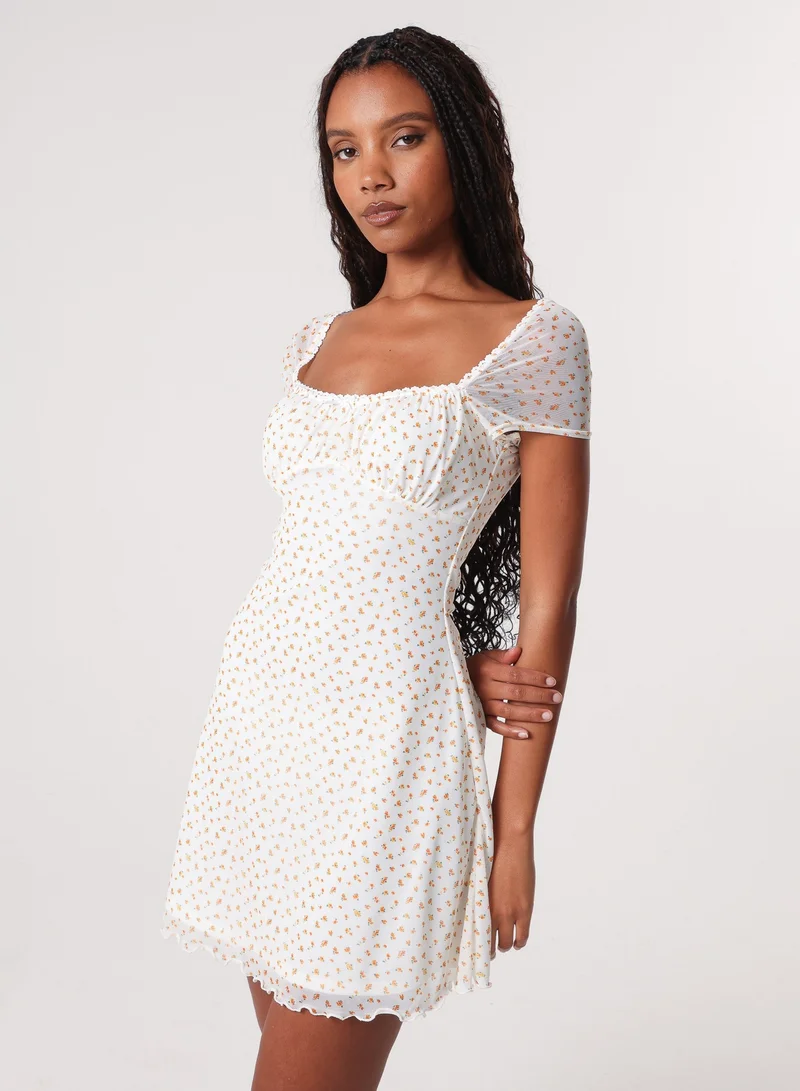 بينك فانيلا فستان قصير بأكمام كاب وطبعات زهور صغيرة