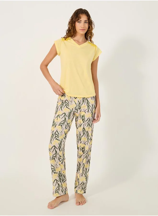 ستايلي Lace Insert V-Neck T-Shirt and Printed Pyjama Set