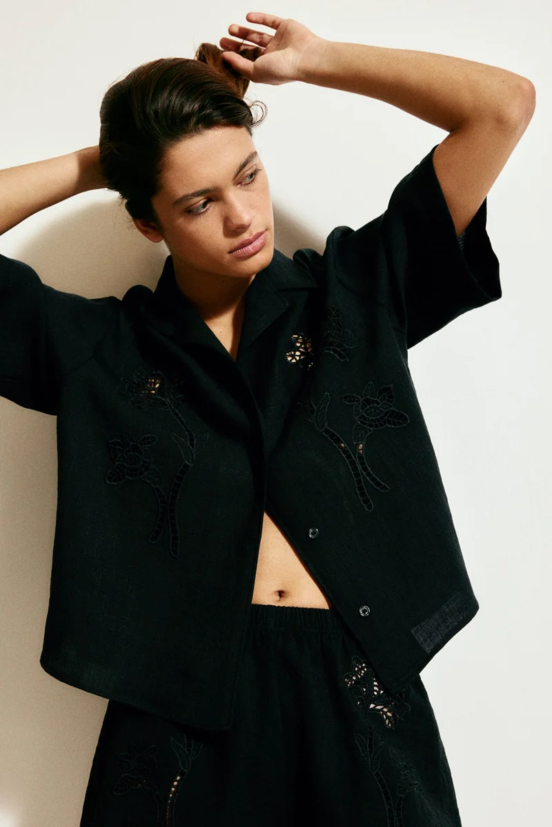 اتش اند ام قميص بتطريزات إنجليزية