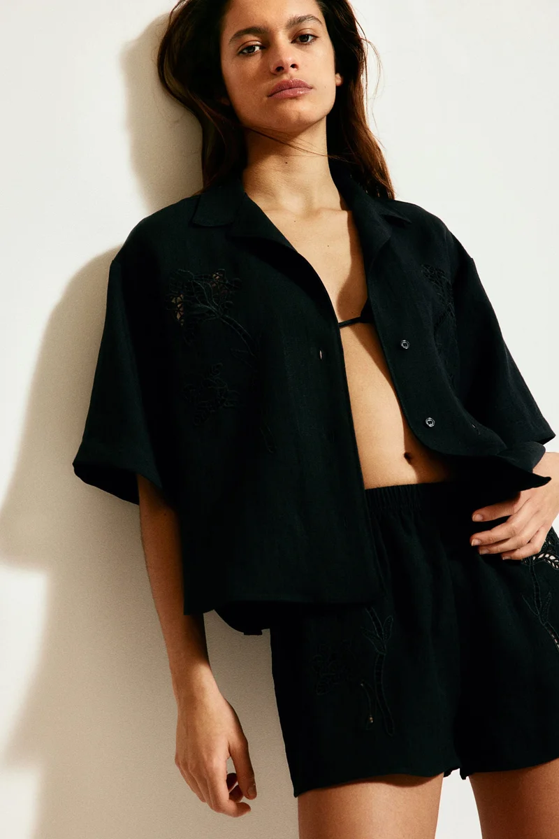 اتش اند ام قميص بتطريزات إنجليزية