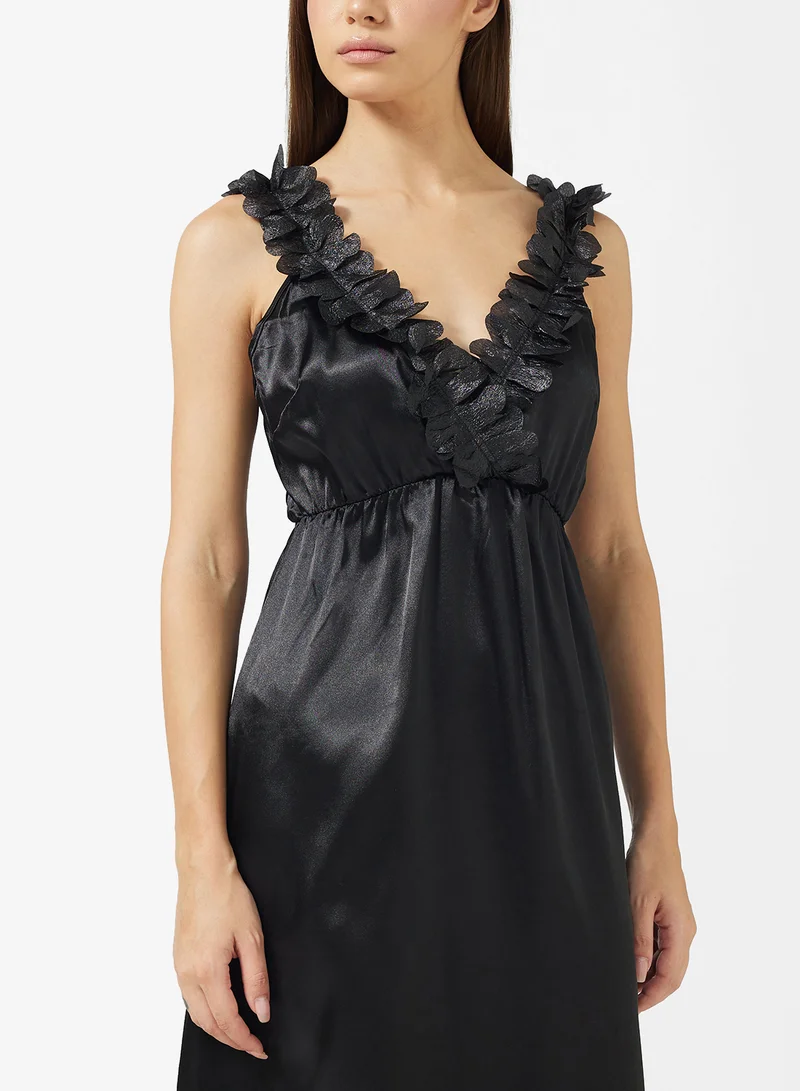 ايلا Night Dress With Applique Neck