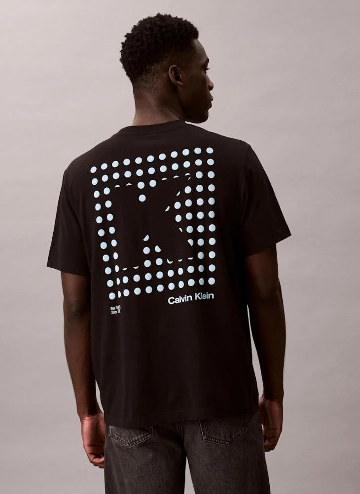 كالفن كلاين جينز تيشيرت 20 إس جرافيك بياقة مستديرة
