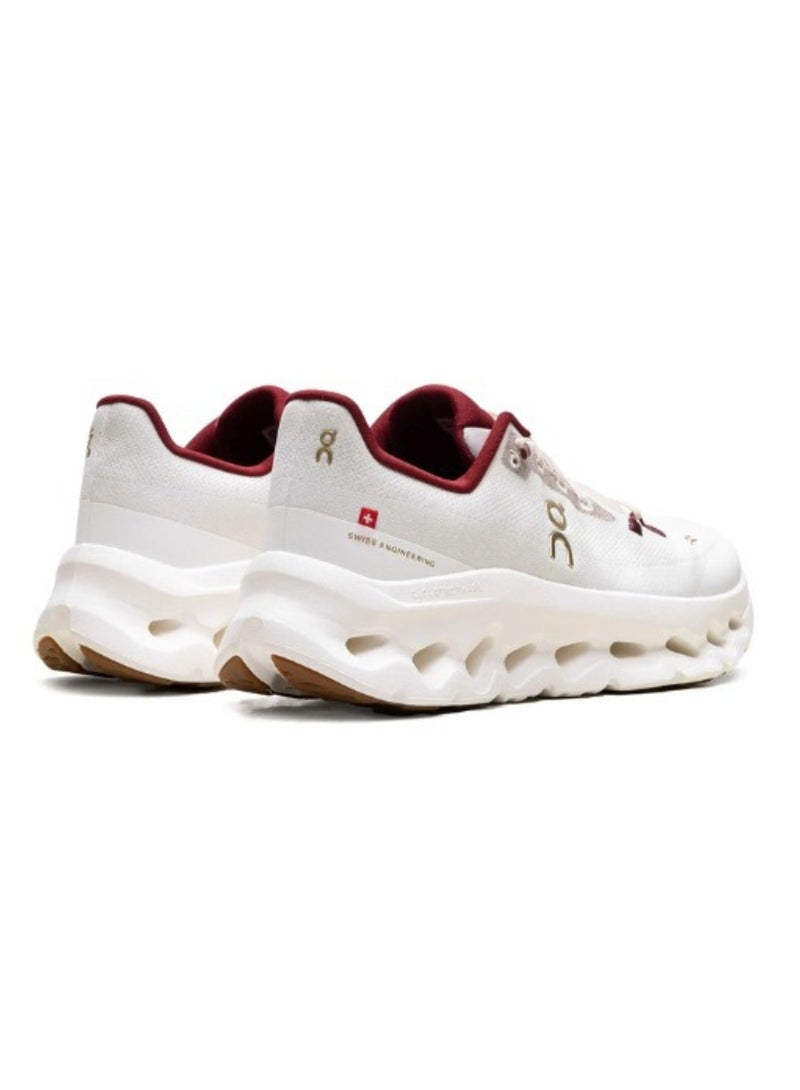 أون حذاء أون رانينغ كلاودتيلت بيرل/آيفوري - طبعة محدودة بتصميم ثعباني وتفاصيل حمراء وذهبية - Image 3
