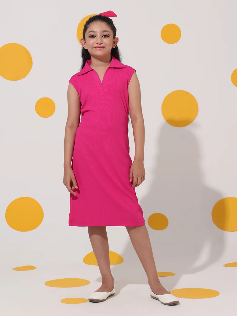 شيري أند جيري فستان "شيري آند جيري" الضيق والمضلع بلون الماجنتا الآسر، إطلالة جريئة بلا أكمام