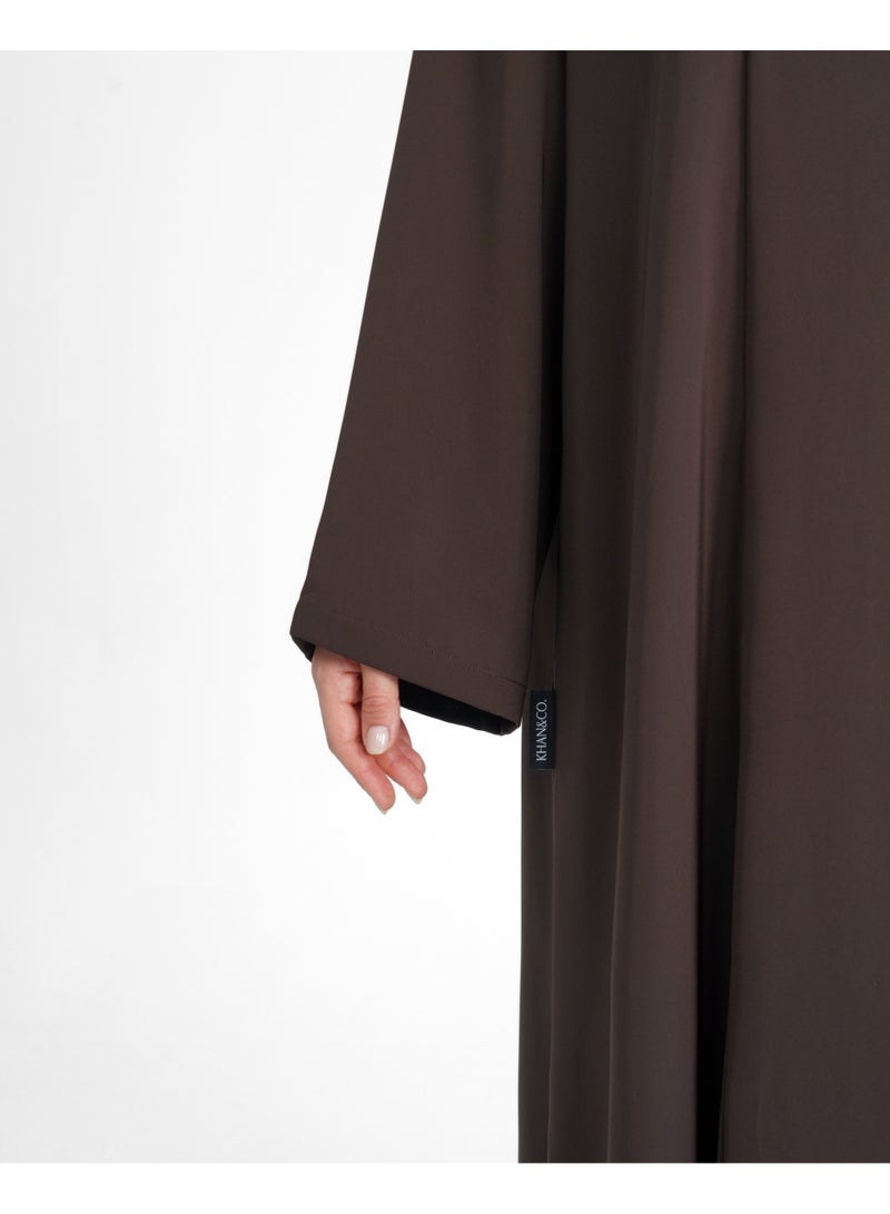 خان اند كو. عباية Ninety Degree Brown بلون بني من قماش الكريب الناعم – تصميم عبدالله خان  - Image 4