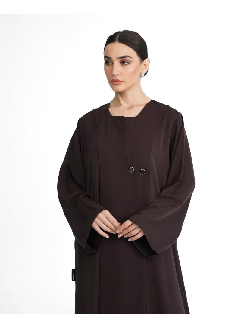 خان اند كو. عباية Ninety Degree Brown بلون بني من قماش الكريب الناعم – تصميم عبدالله خان  - Image 2
