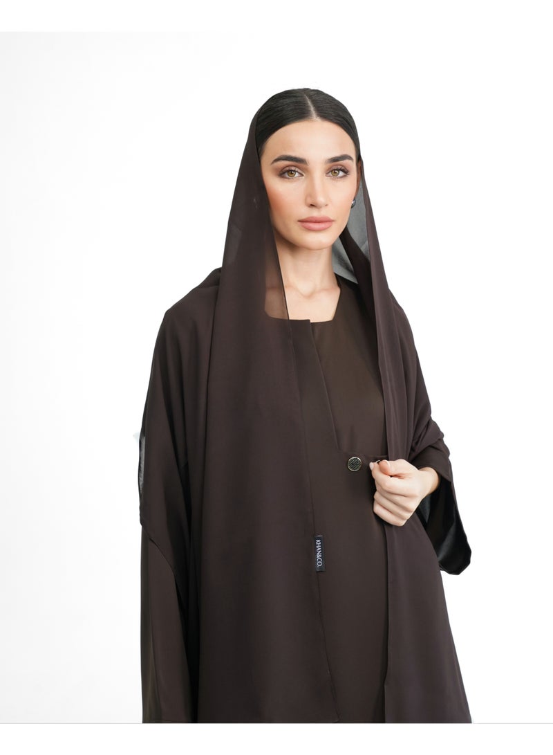 خان اند كو. عباية Ninety Degree Brown بلون بني من قماش الكريب الناعم – تصميم عبدالله خان  - Image 3